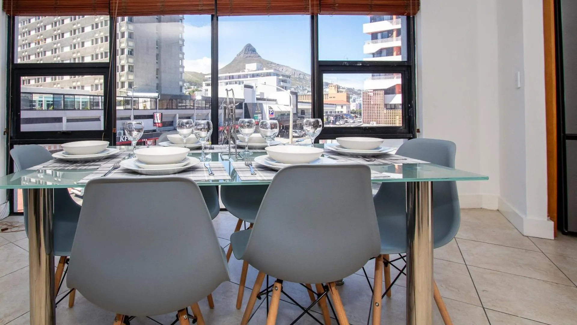 Spacious 1 Bedroom Apartment, Atlantica, Seapoint Cape Town 0*,  Güney Afrika
