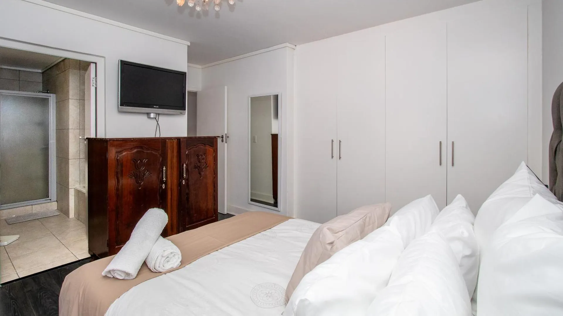 Daire Spacious 1 Bedroom Apartment, Atlantica, Seapoint Cape Town