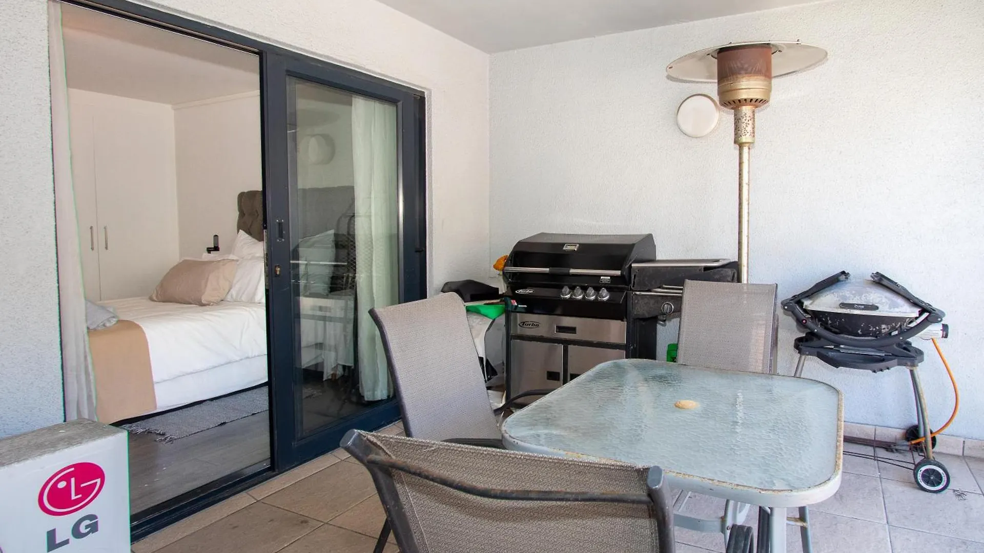 Spacious 1 Bedroom Apartment, Atlantica, Seapoint Cape Town Güney Afrika
