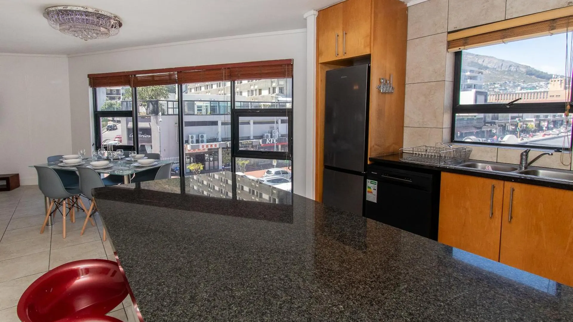 Spacious 1 Bedroom Apartment, Atlantica, Seapoint Cape Town Daire
