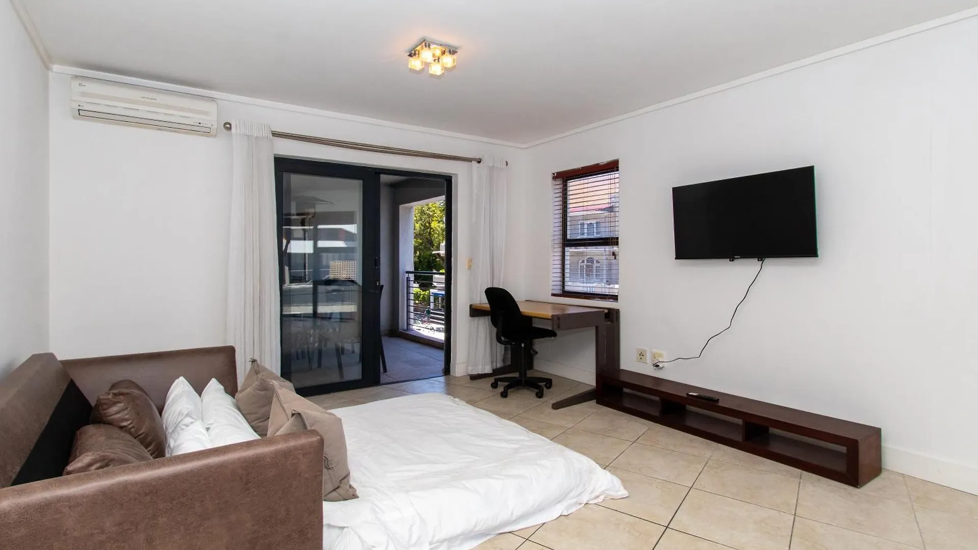 Spacious 1 Bedroom Apartment, Atlantica, Seapoint Cape Town