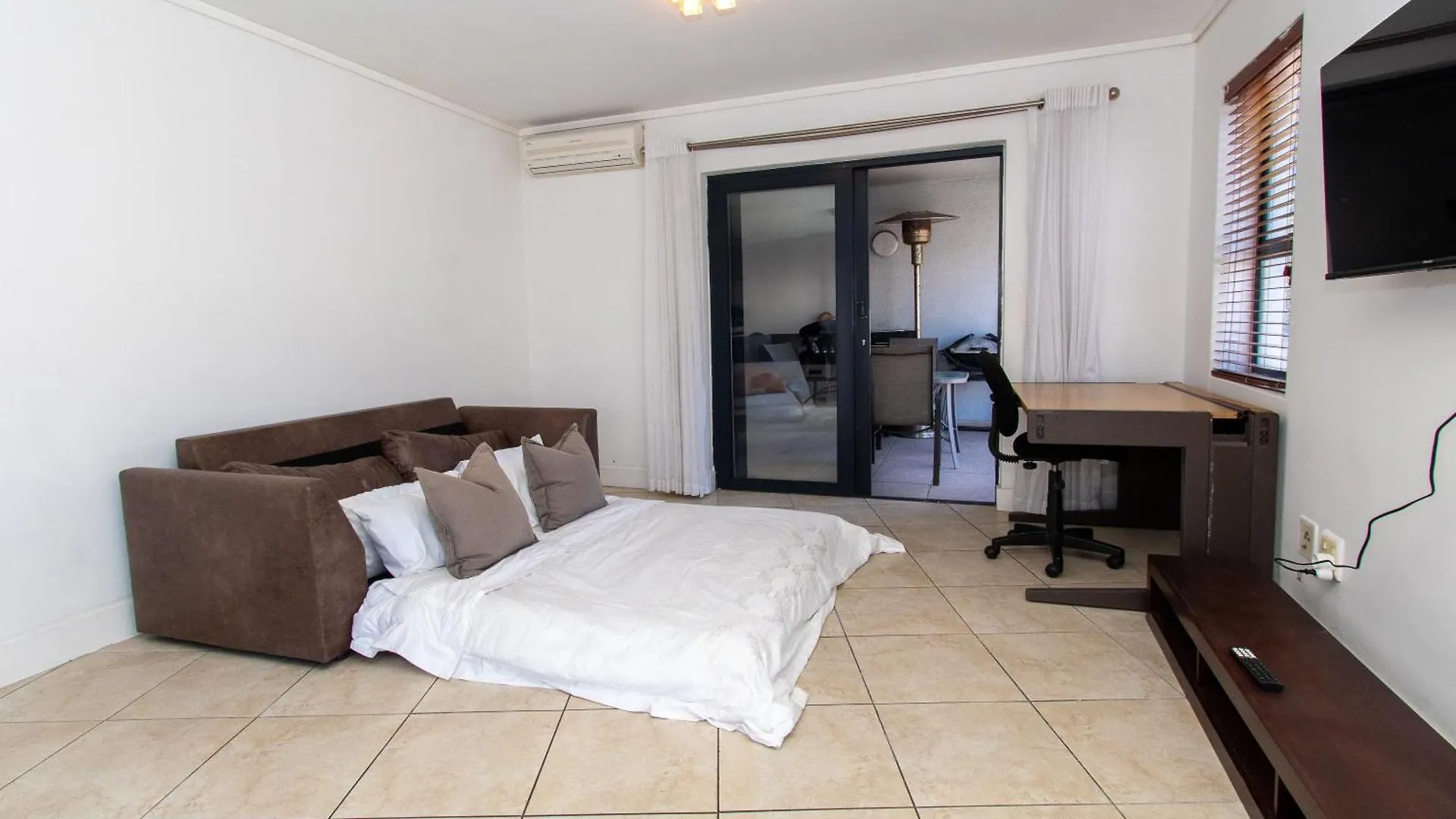 Daire Spacious 1 Bedroom Apartment, Atlantica, Seapoint Cape Town