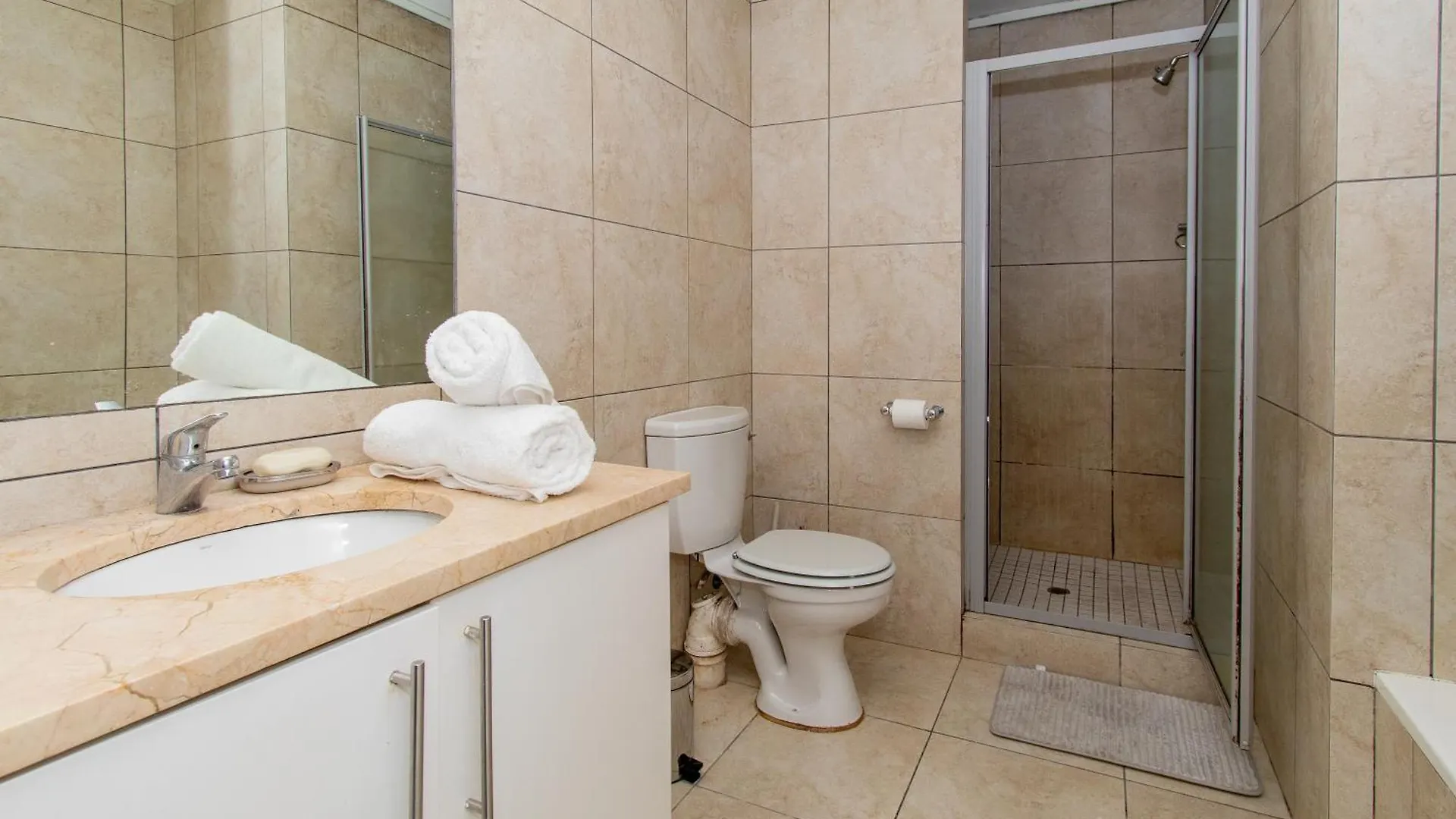 Spacious 1 Bedroom Apartment, Atlantica, Seapoint Cape Town Güney Afrika