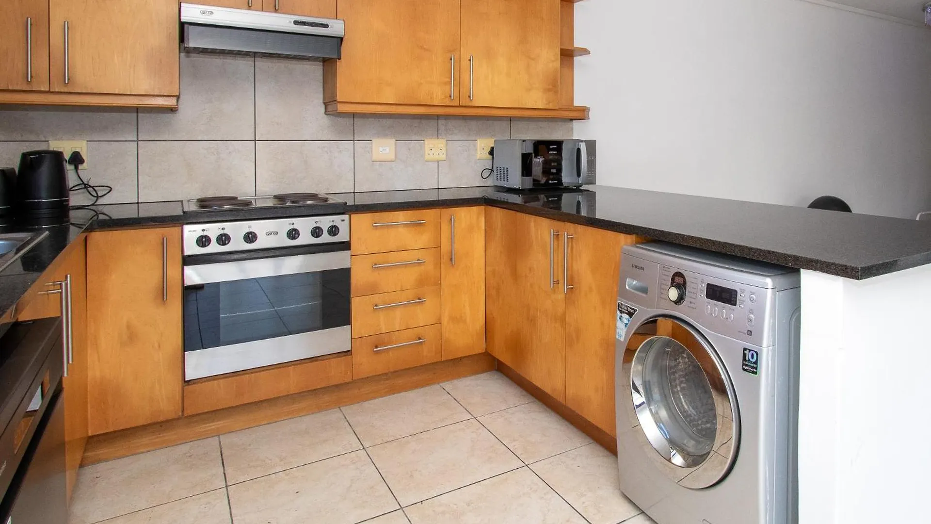 Daire Spacious 1 Bedroom Apartment, Atlantica, Seapoint Cape Town