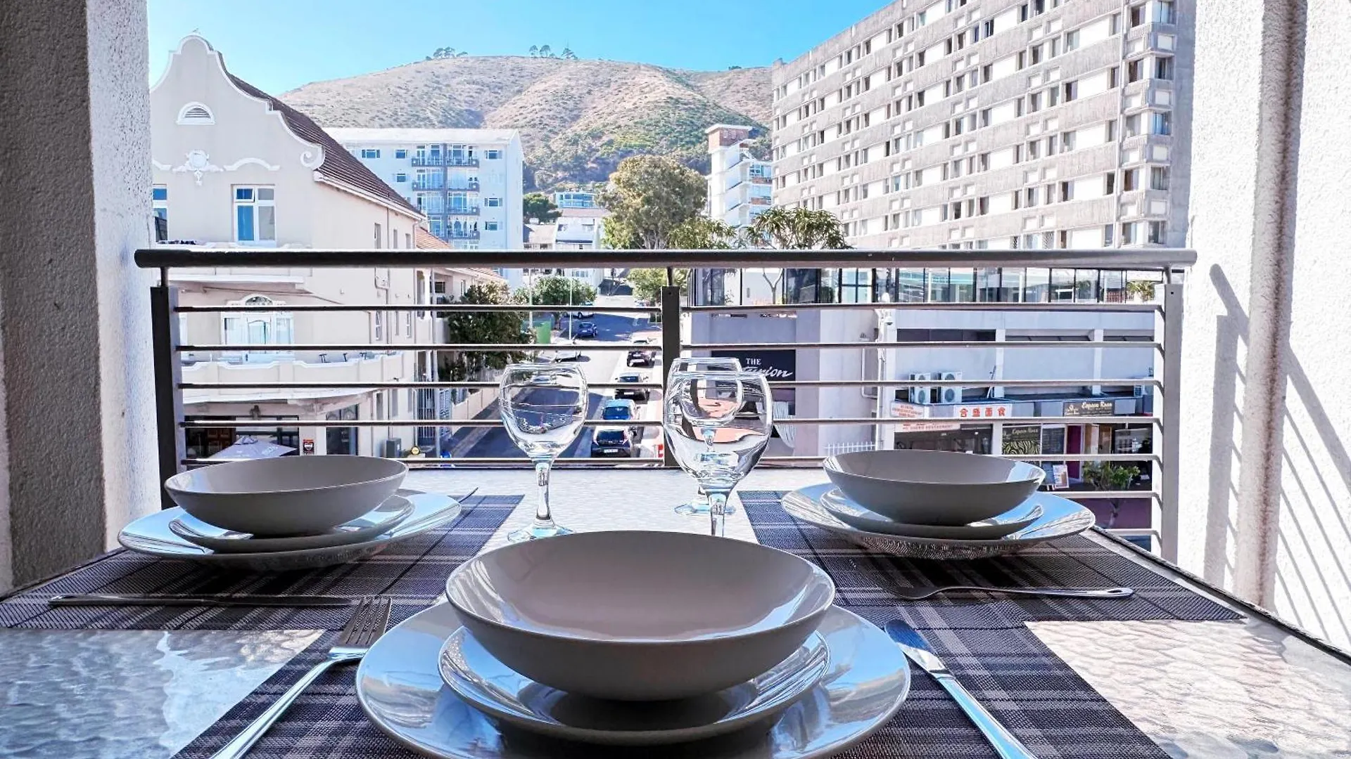 Daire Spacious 1 Bedroom Apartment, Atlantica, Seapoint Cape Town