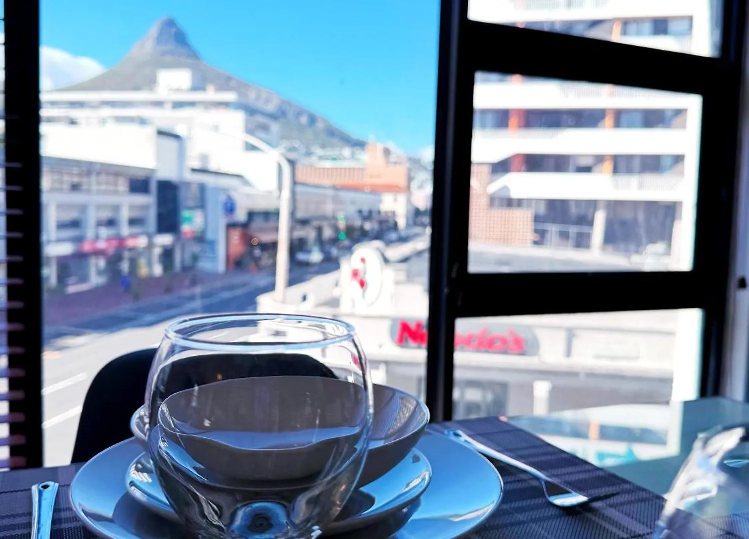 Daire Spacious 1 Bedroom Apartment, Atlantica, Seapoint Cape Town